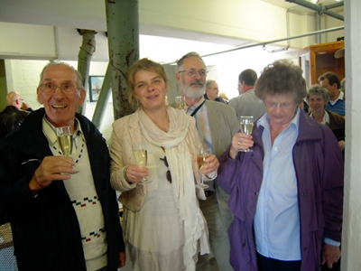 Sabine Heinz im Kreise der Vernissage-Besucher